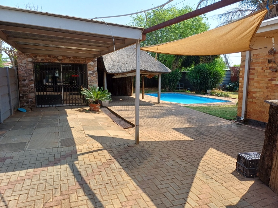 4 Bedroom Property for Sale in Generaal De Wet Free State